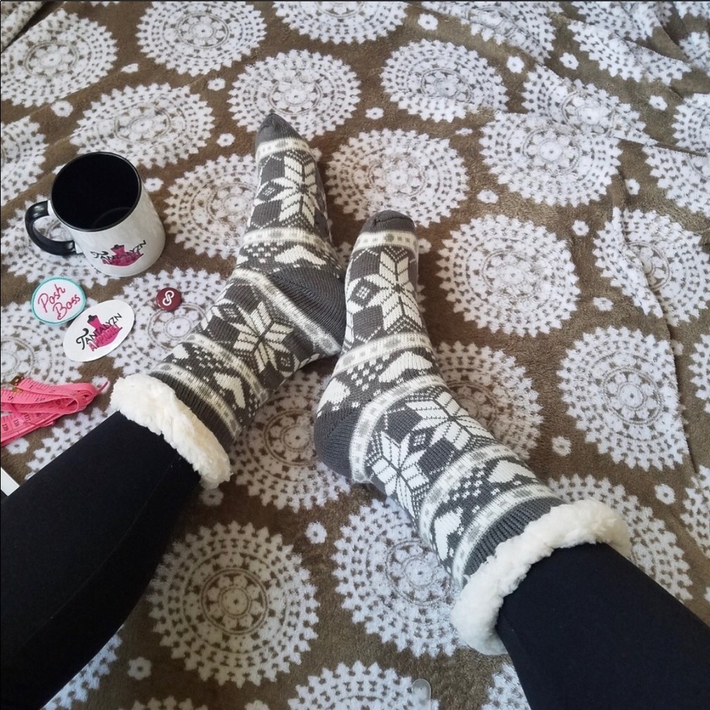 👣👣👣🎉HP🎉 Sherpa Lined Slipper Socks